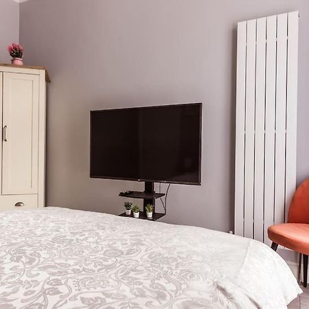4 Bedroom House, 2 Min Walk From Station London Kültér fotó