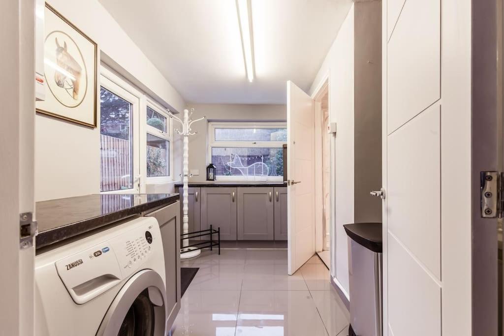 4 Bedroom House, 2 Min Walk From Station London Kültér fotó