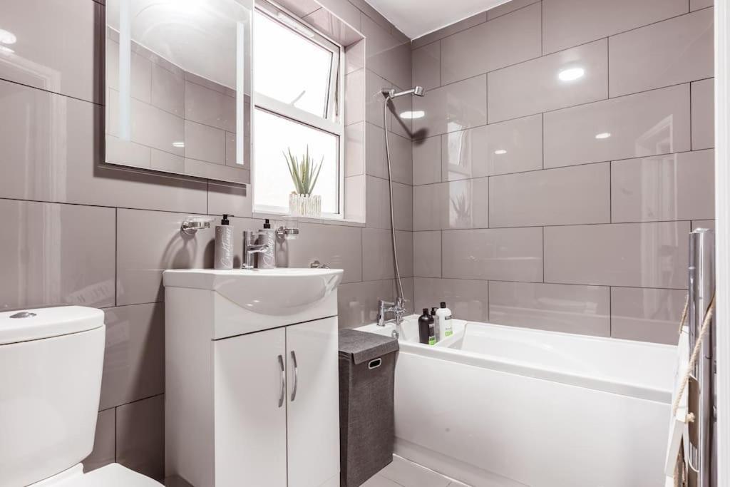 4 Bedroom House, 2 Min Walk From Station London Kültér fotó