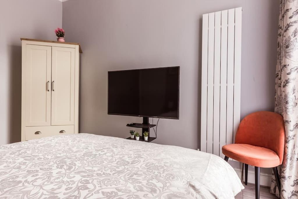 4 Bedroom House, 2 Min Walk From Station London Kültér fotó