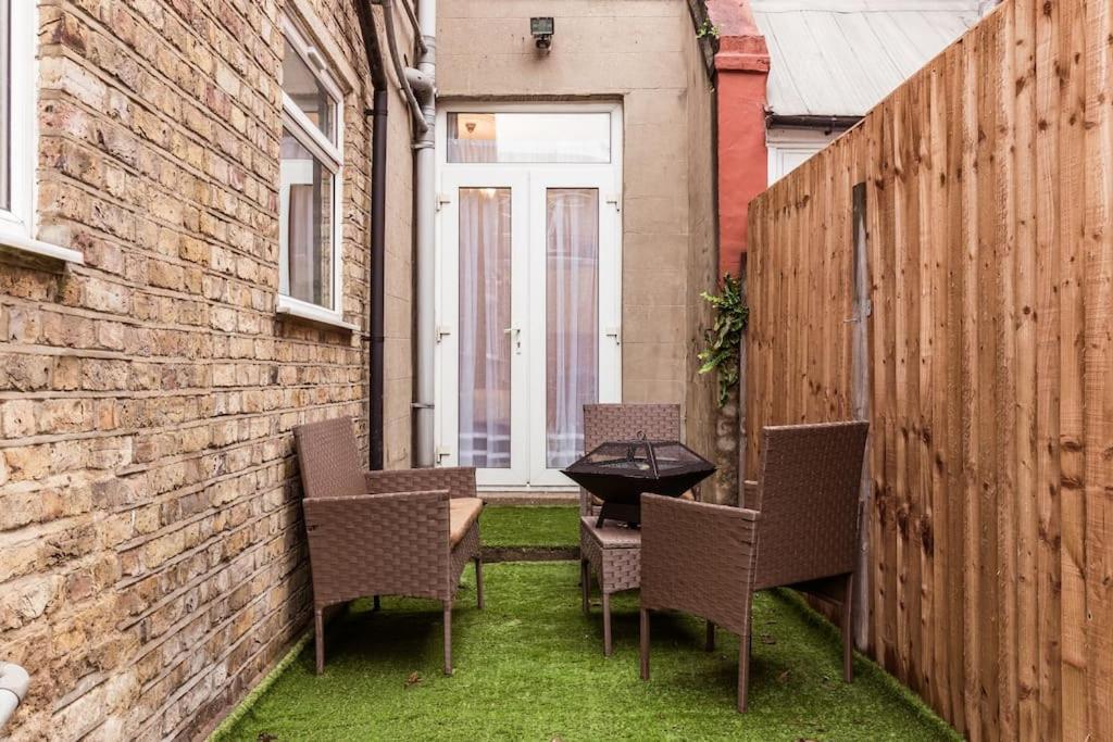 4 Bedroom House, 2 Min Walk From Station London Kültér fotó