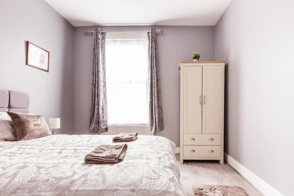 4 Bedroom House, 2 Min Walk From Station London Kültér fotó