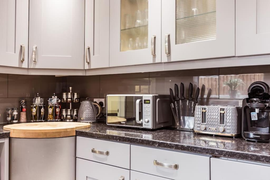 4 Bedroom House, 2 Min Walk From Station London Kültér fotó