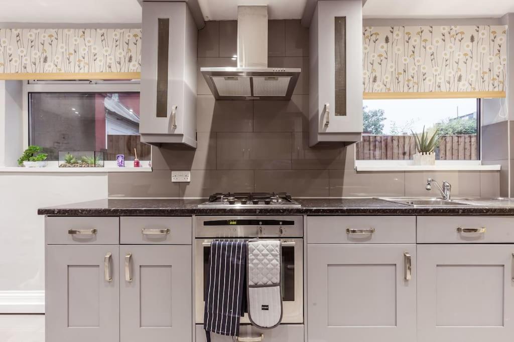 4 Bedroom House, 2 Min Walk From Station London Kültér fotó