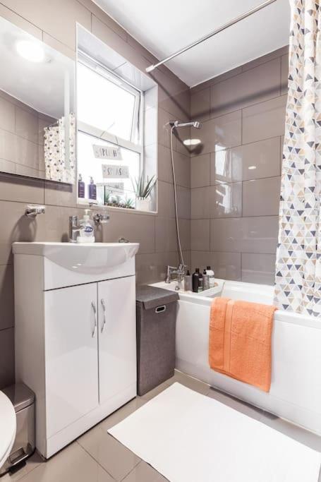 4 Bedroom House, 2 Min Walk From Station London Kültér fotó